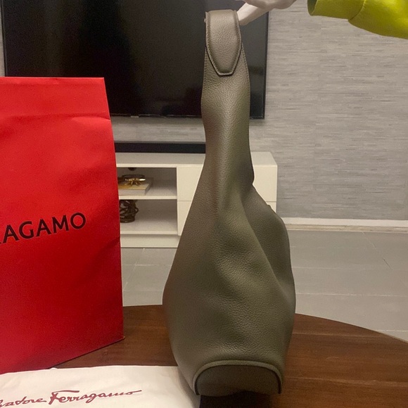 New‼️ SALVATORE FERRAGAMO - Picture 7 of 17